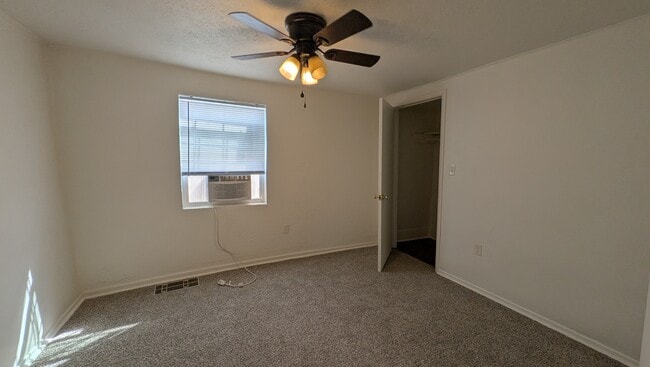 Building Photo - 320 W Dill St