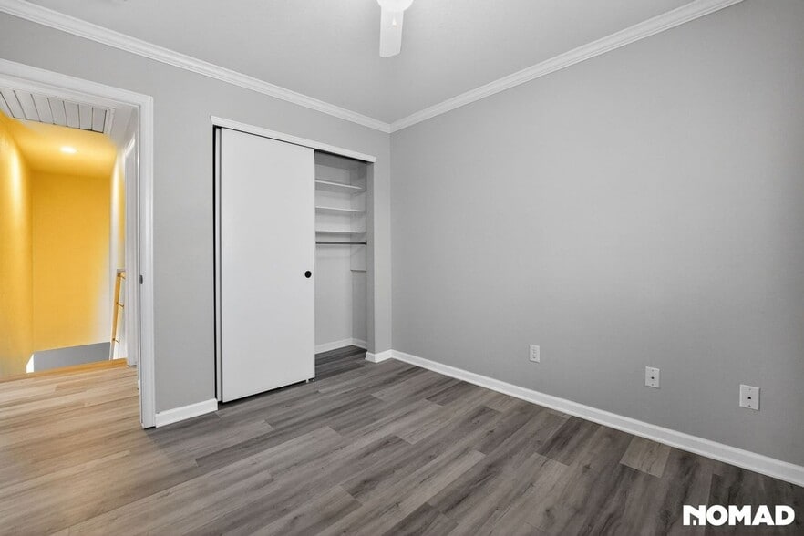 Building Photo - 454 E 77th Pl