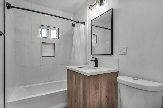 Building Photo - Designer remodeled unit in WeHo!