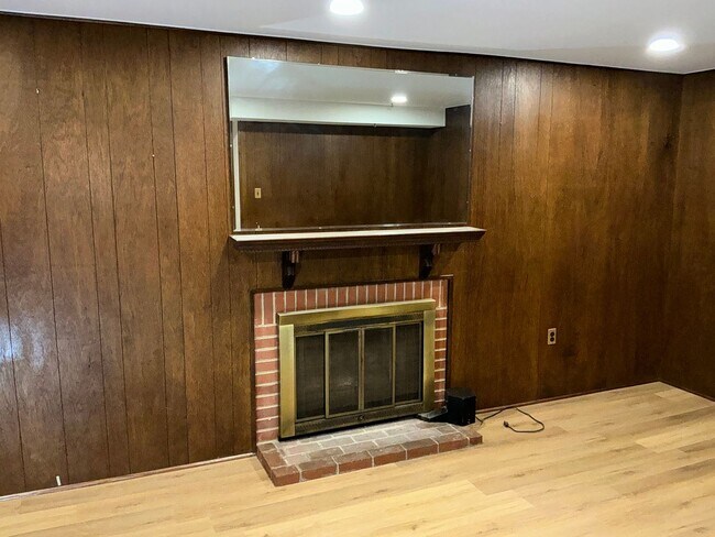 Building Photo - Very well maintained 4BR 2.5BA 5 level spl...