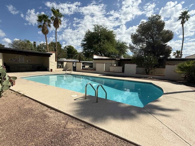 Building Photo - 4145 N Via Villas