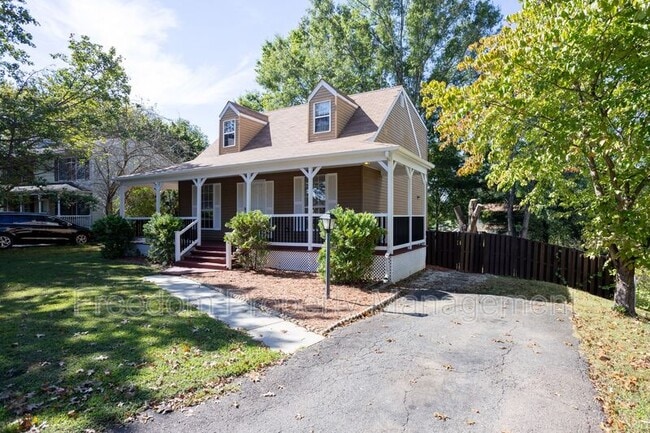 Building Photo - 5685 Roundtree Dr