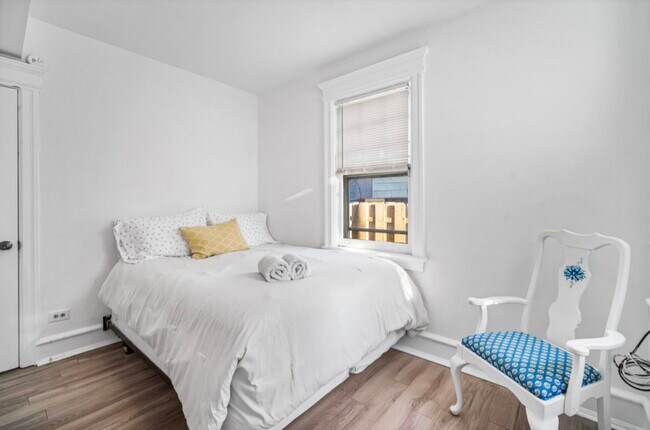 bedroom with queen bed - 5 N Newport Ave