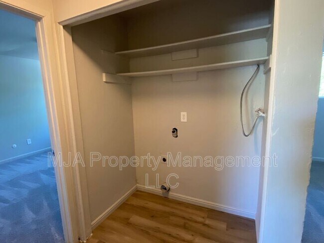 Building Photo - 2523 S Lakecrest Dr