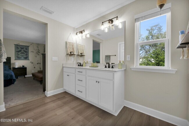 Building Photo - 409 Honeycomb Trl