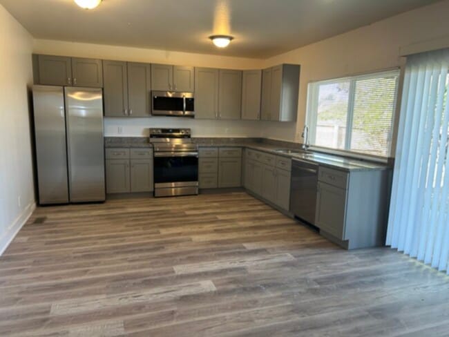 Primary Photo - Montbelo Tri-level with finished basement