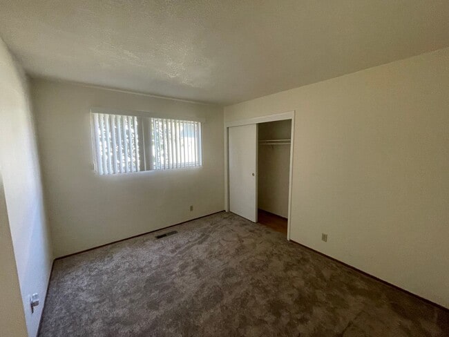 Building Photo - $4,290 / BEAUTIFUL BROOKVALE HOME IN CENTR...