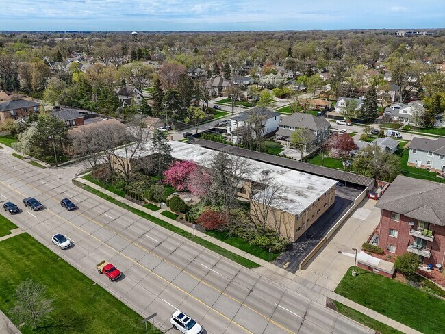 Building Photo - 2655 E Maple Rd