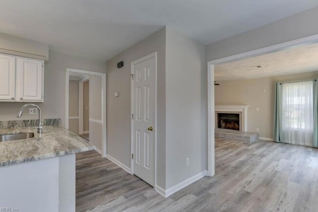 Building Photo - 3800 Sunset Point