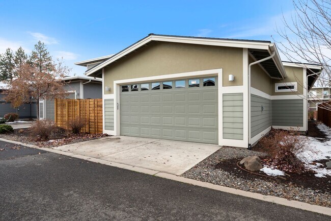 Building Photo - 63374 NW Clearstone Dr