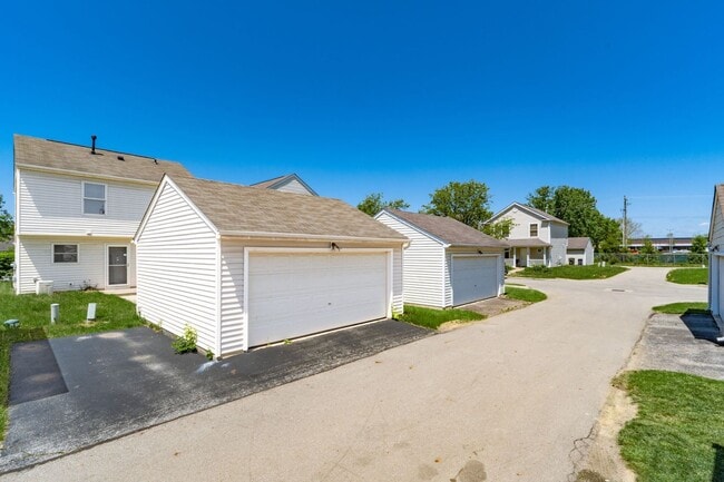 Building Photo - Spacious South Side Home with Garage!