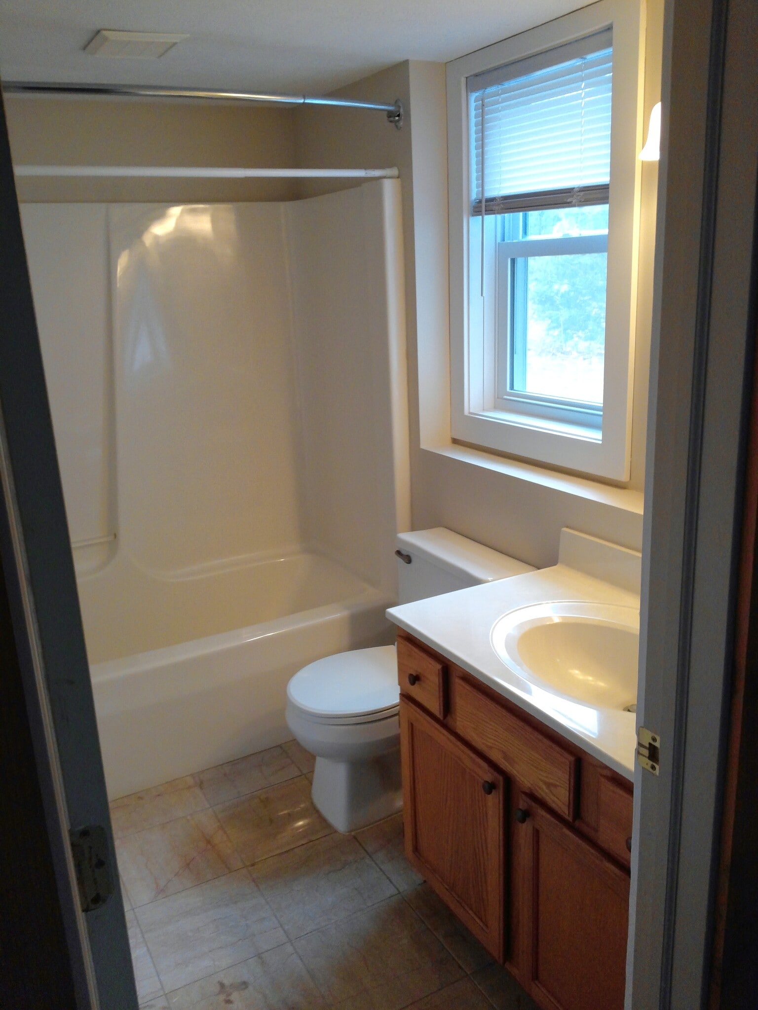 Full Bath - 4400 Manhattan W