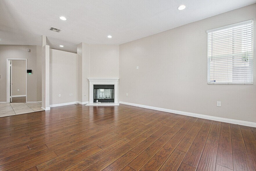 Building Photo - 9449 Hendrix Ln