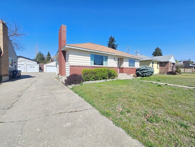 Building Photo - $2,095 - 3 Bed / 2 Bath Charming Rancher H...