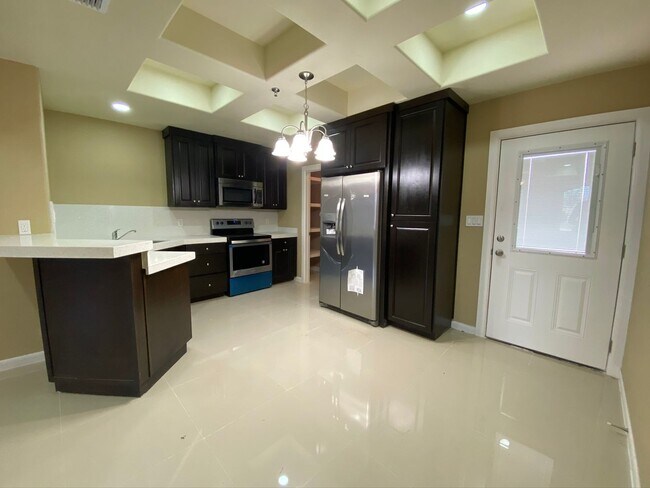 Building Photo - 3Bed/2.5 Bath Townhome, Mcallen TX