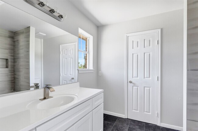 Building Photo - 10445 Wicklowe St