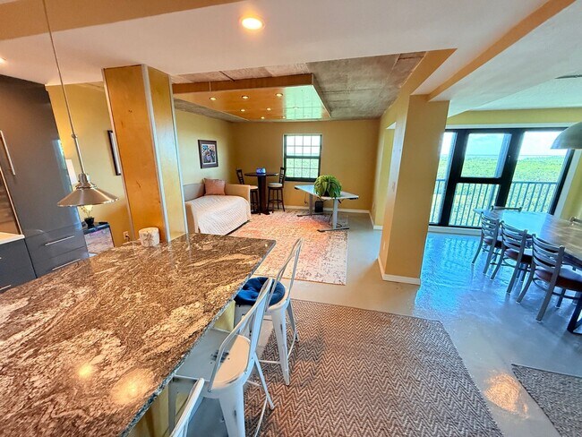 Building Photo - Huge Loft-Style 1 bed 1.5 Bath for Rent in...
