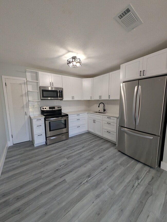 Building Photo - 3221 E Cayuga St