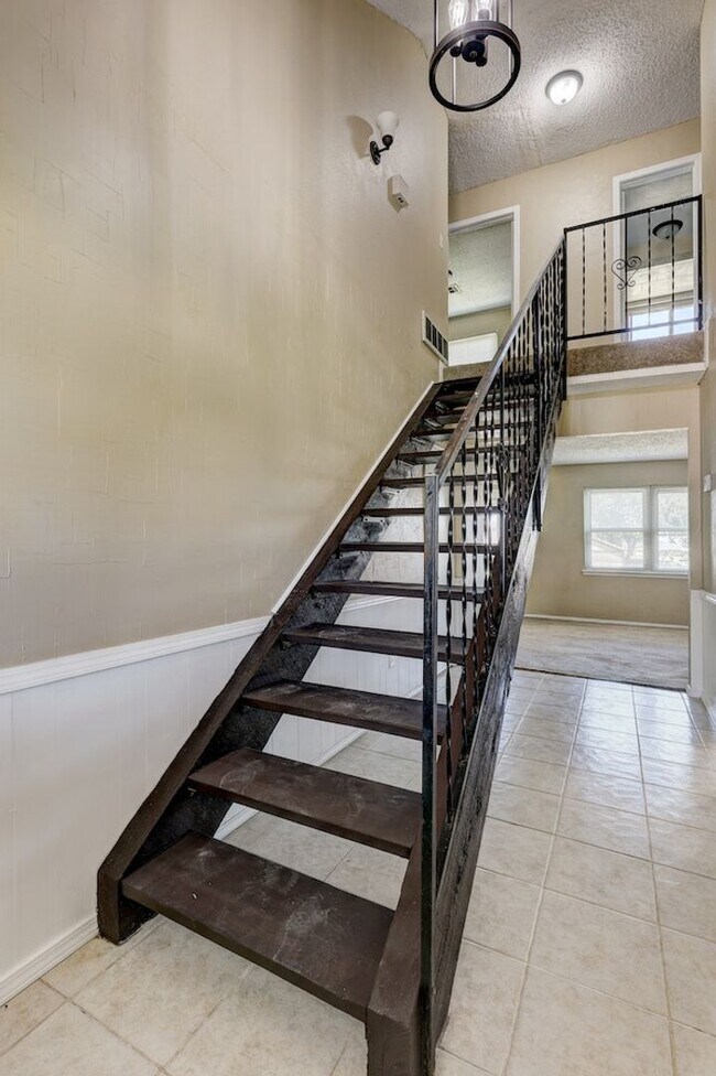 Building Photo - 5 bed 2 bath home in Moore,OK