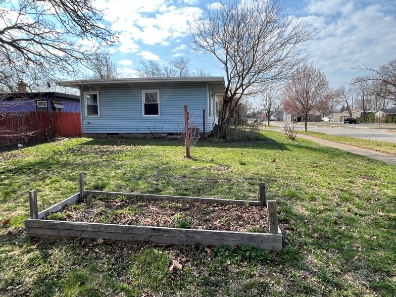 Building Photo - 393 W 20th St