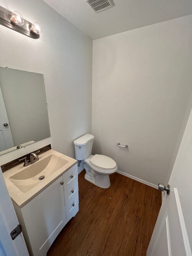 Building Photo - Beautiful Townhouse Available Now! Move In Special offering a $150 Move In Credit!