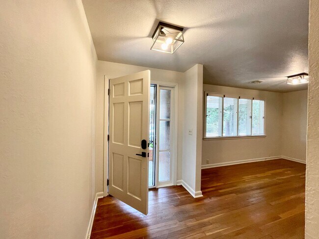 Building Photo - 3 Bedroom House with Mother in Law Suite i...