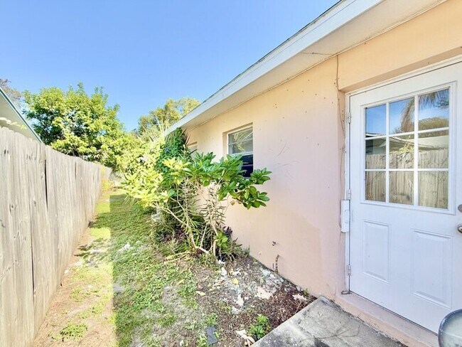 Building Photo - 972 San Christopher Dr