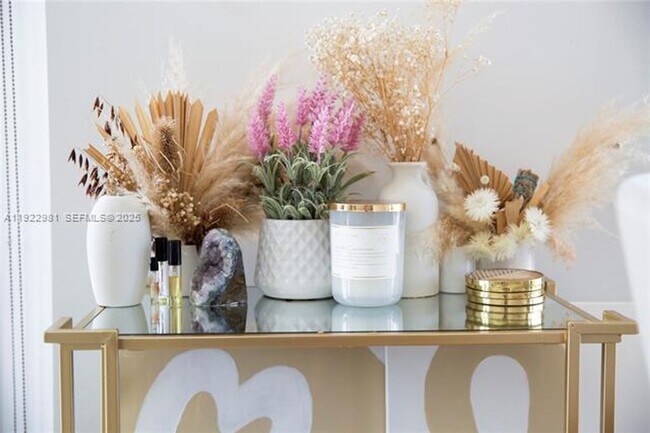 Building Photo - 121 NE 34th St