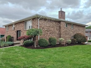 Building Photo - 621 N Rogers Ave