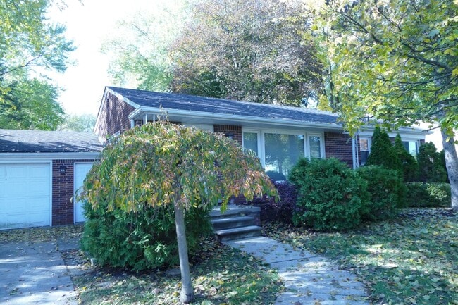 Building Photo - Royal Oak Two Bedroom / One Bathroom Brick Ranch on Large Fenced Lot