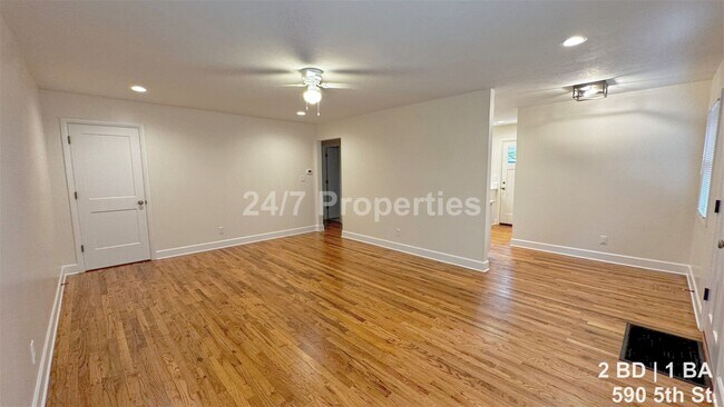 Building Photo - Remodeled 2 BD | 1 BA Duplex - First Edition Lake Oswego