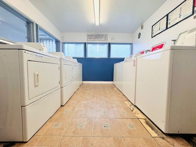 Building Photo - Central, Spacious 2-Bed Condo with Great A...