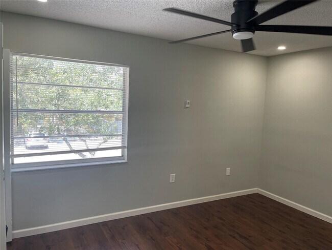 Building Photo - 2017 Oleander Blvd