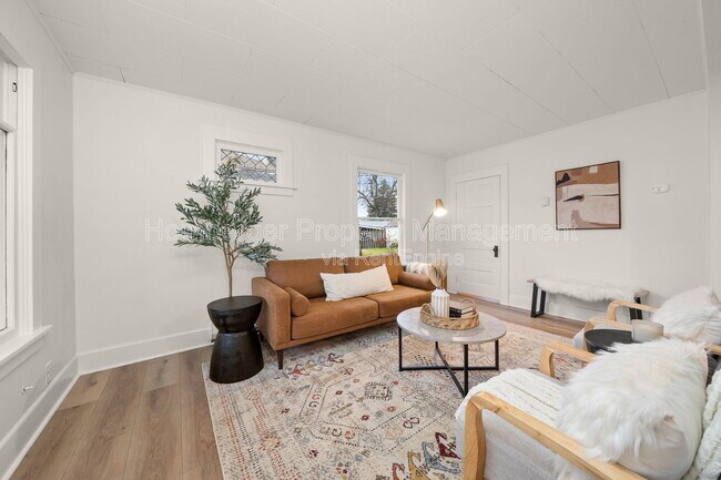 Building Photo - 627 E Wellesley Ave