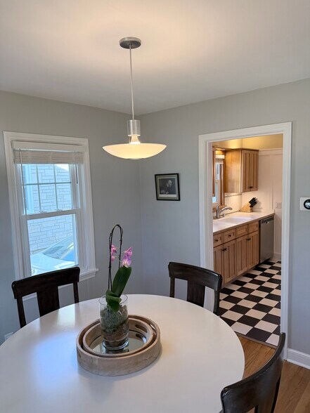 Building Photo - 821 Minakwa Dr