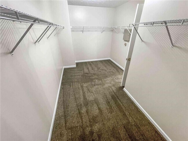 Building Photo - 6205 Tree Ridge Dr N W