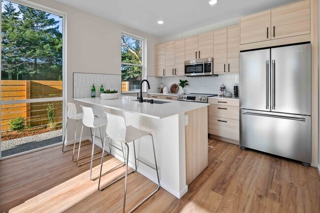Building Photo - Modern Townhome in Licton Springs – Rooftop Deck & Stylish Living!