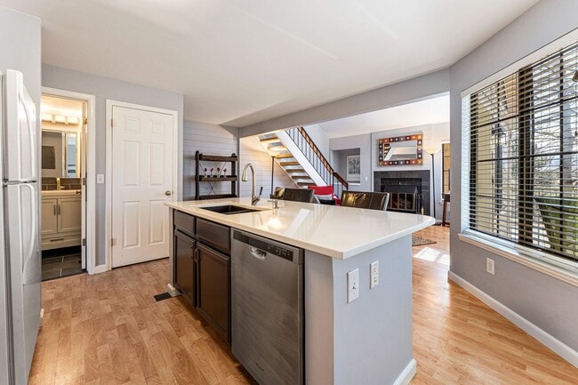 Building Photo - Updated 1 BDR with loft in Gunbarrel