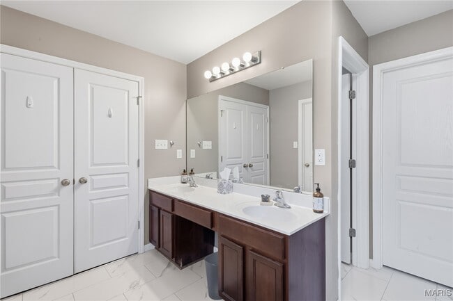 Building Photo - 422 Parkgate Dr