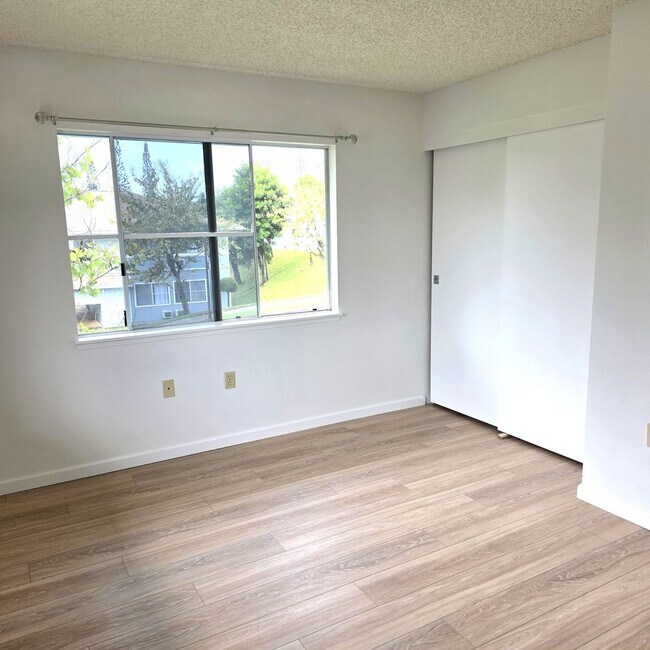 Building Photo - Crescent Lane Townhouse - 1 bedroom, 1 bath, 2 parking!