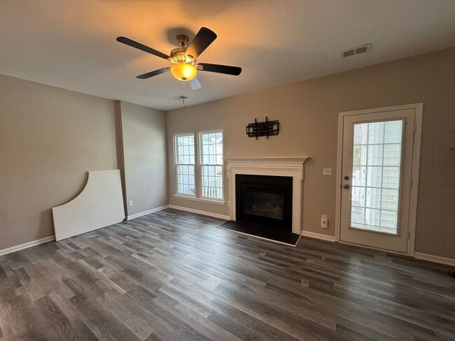 Building Photo - MOVE-IN READY!