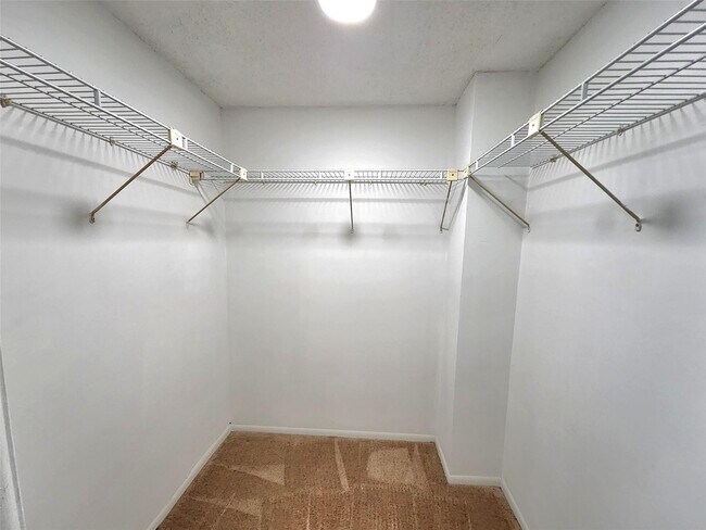 Building Photo - 3090 N Course Dr