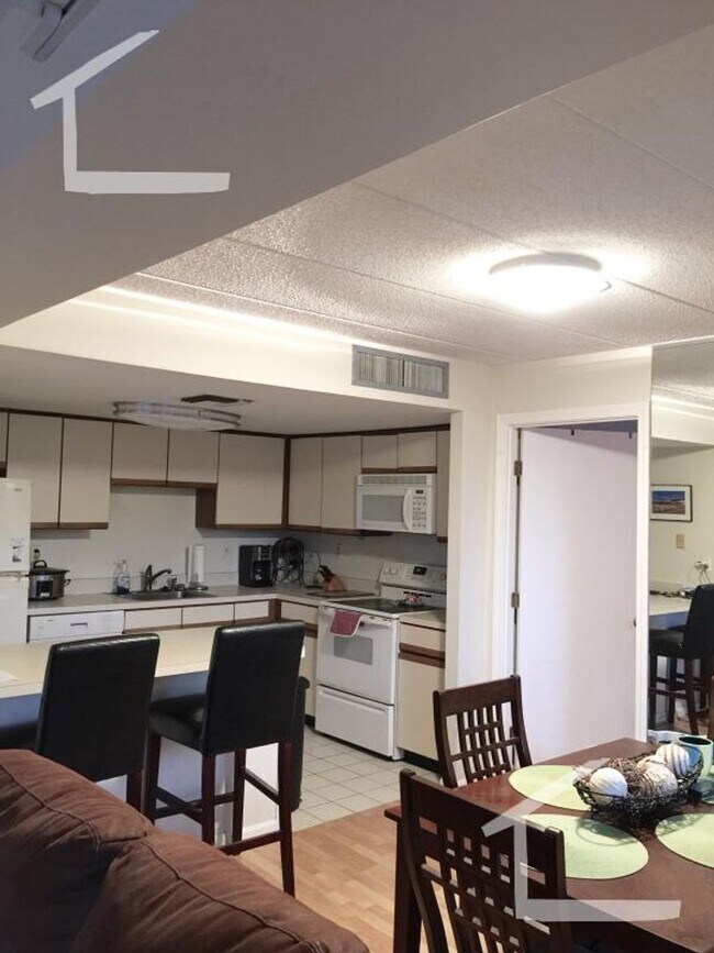 Building Photo - Charming 2 Bedroom