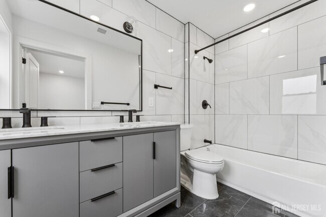 Building Photo - 84 Hollywood Ave