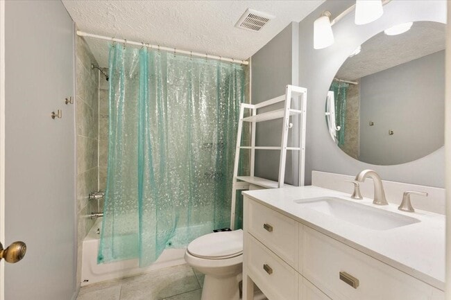 Building Photo - 727 Davis Rd