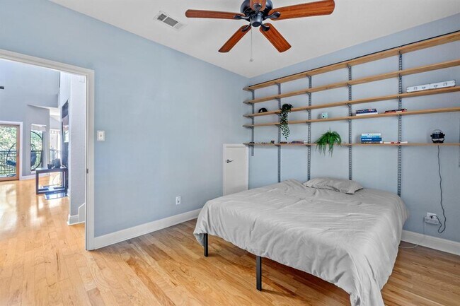Building Photo - 4711 Spicewood Springs Rd