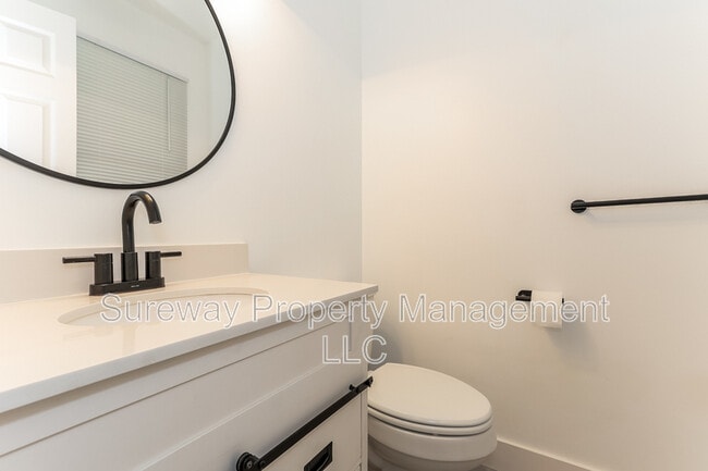 Building Photo - 316 Lake Side Dr