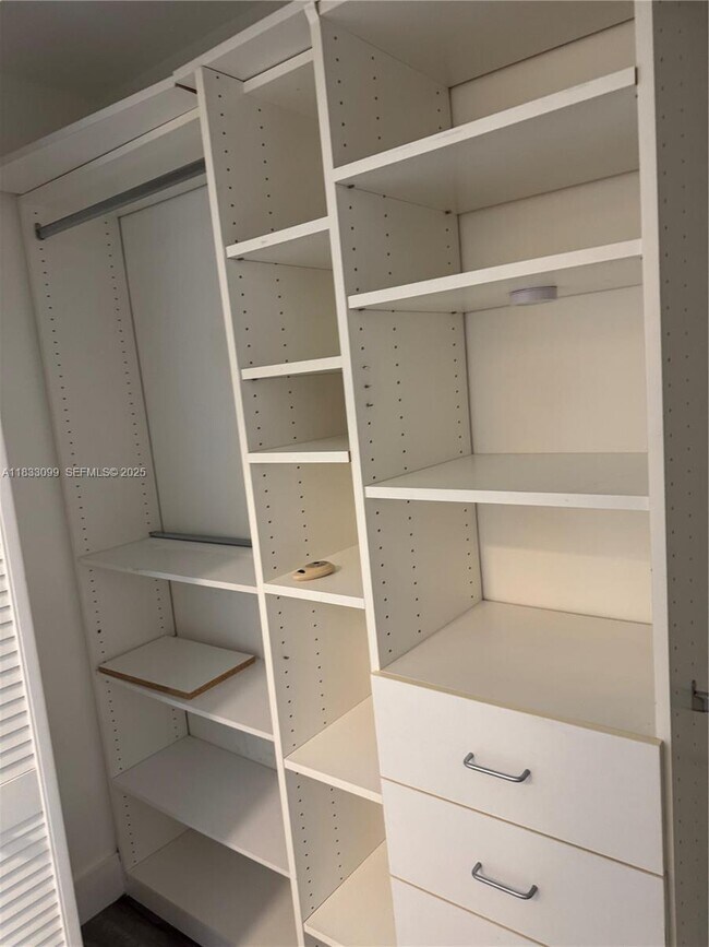 Building Photo - 801 Brickell Key Blvd