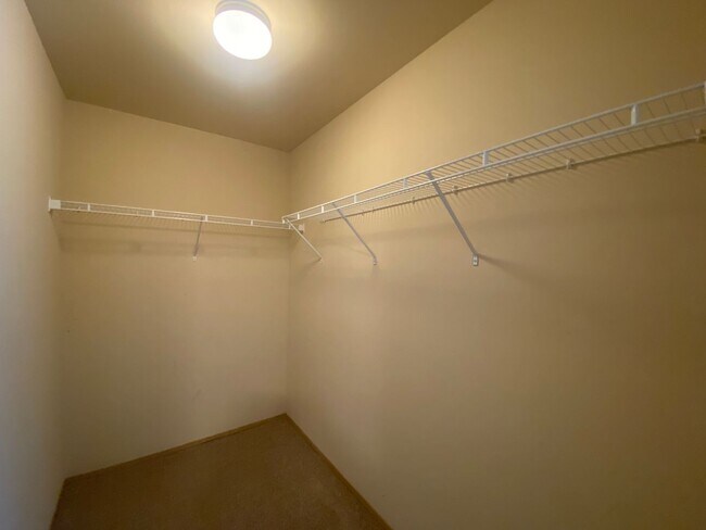 Building Photo - Practical 3 bedroom, 2190 Sqft Kent Home