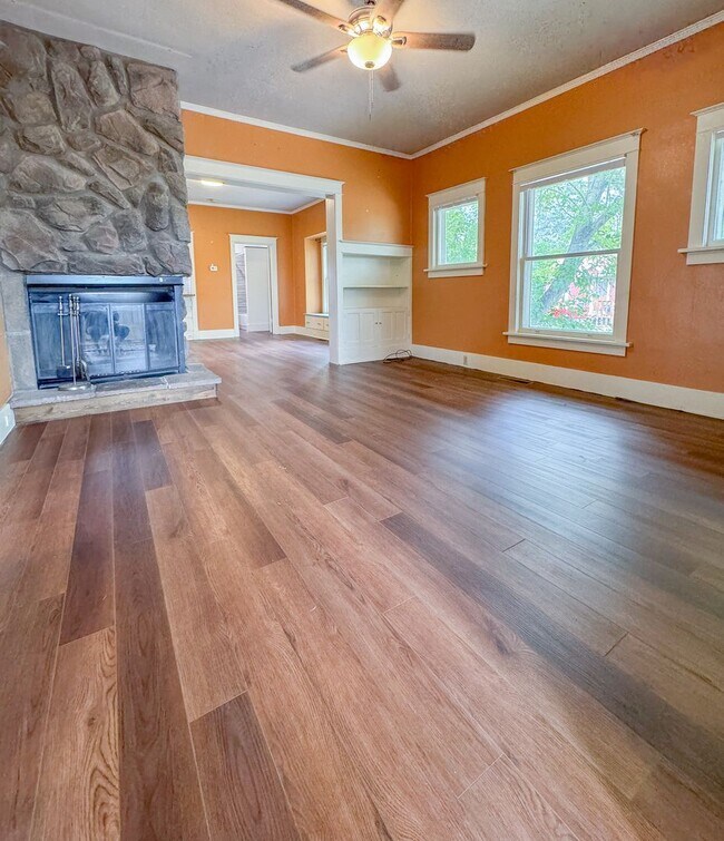 Building Photo - 2 BED/ 2 BATH SINGLE FAMILY HOME